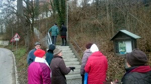 Die Seniorinnen und Senioren während des Stadtteilspaziergangs