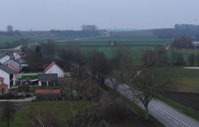 Die Staatsstraße 2214 am Höhenloher Berg bei Irgertsheim