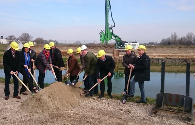 Der "erste Spatenstich": Bürgermeister Tobias Gensberger (4. v. re.), INKB-Vorstand Dr. Thomas Schwaiger (5. v. li.) und Ortssprecher Alexander Bayerle (4. v. li.)