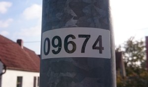 Symbolbild: ID-Nummer an Laternenmast. Diese Nummer bei Störungsmeldungen möglichst immer bereithalten!