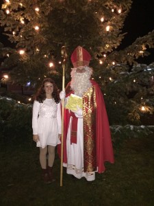 Der Hl. Nikolaus (Michael Högerle) und sein Engerl (Laura Scharpf) in Aktion