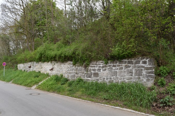 Komplettansicht der Stützmauer am Wolkertshofener Weg (Foto vom 23.04.2016)