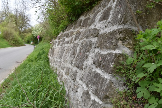 Seitenansicht der Mauer. Deutlich zu erkennen: Die starke Verwölbung der bestehenden Stützkonstruktion (Foto vom 23.04.2016)