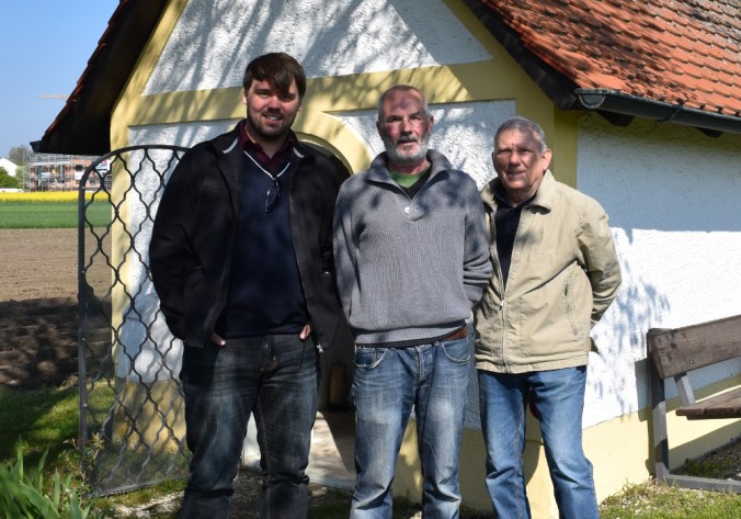 Künstler Fredi Neubauer (mitte) zusammen mit Kapellenpfleger Johann Bayerle (rechts) und Ortssprecher Alexander Bayerle (links)