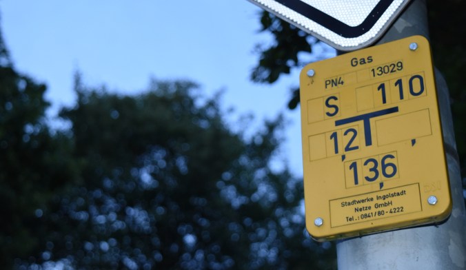 Symbolbild: Gasanschlussbeschilderung im Bereich der Dreiländerstraße