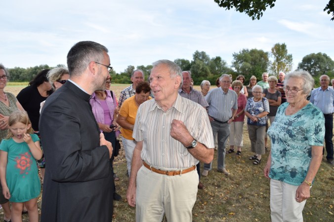 Pfarrer Sebastian Bucher (links) im Gespräch mit den Verwaltern der Kapelle St. Wendelin, dem Ehepaar Anni und Johann Bayerle