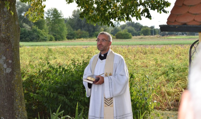 Pfarrer Bucher während seiner Ansprache