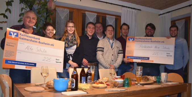 Kirchenpfleger Karl Wibmer (links) und Fördervereinsvorsitzender Alexander Bayerle (2. v. rechts) zusammen mit den Theaterspielern (v. links: Magdalena Wibmer, Veronika Scholl, Dennis Scholl, Michael Högerle, Benjamin Borger, Claus Heigl und Maximilian Heilmeier; nicht auf dem Bild: Christian Liepold und Thomas Haas)